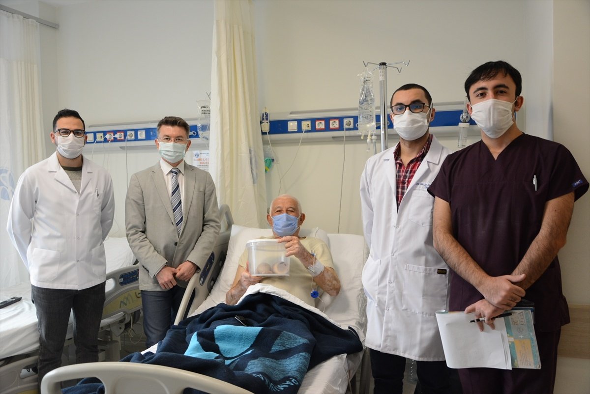 hastanin-yapay-mesanesinden-yaklasik-2-kilogram-tas-cikti