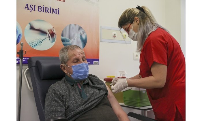 75-yas-uzerindeki-kisilerin-asilanmasina-baslandi