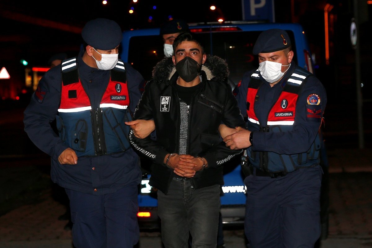 Kayseri'de terör örgütü PKK/KCK-PYD/YPG'ye yönelik operasyonda Suriye uyruklu şüpheli sınıra gitmek için bindiği araçta yakalandı.