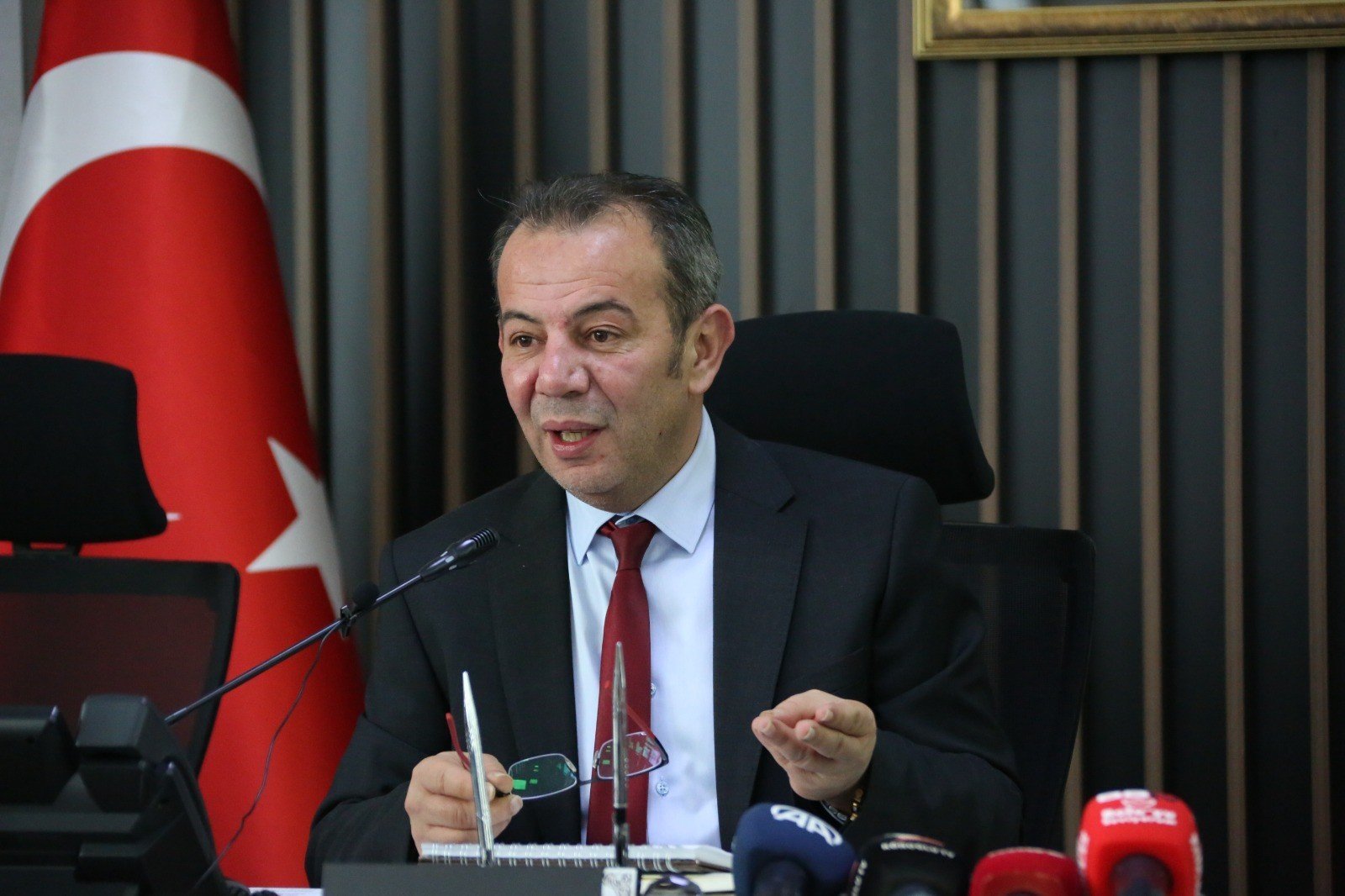 BOLU BELEDİYE BAŞKANI TANJU ÖZCAN'DAN YABANCILARA SU VE NİKAH ÜCRETİ AÇIKLAMASI "ANAYASA TÜRKİYE CUMHURİYETİ VATANDAŞLARINI BAĞLAR" "BOLU'DA EVLENMEK ZORUNDA DEĞİLLER"