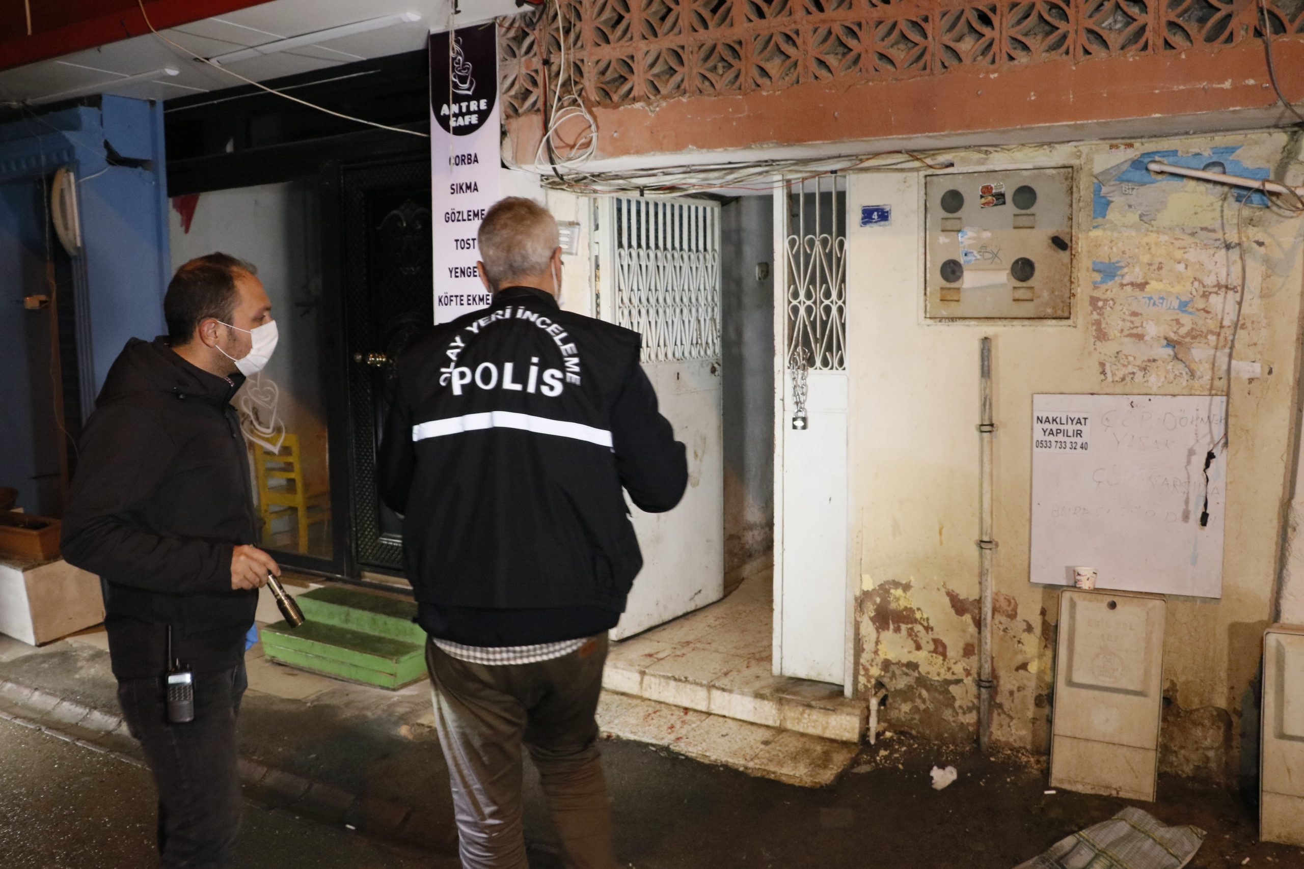 KUMAR MASASINDA ÇIKAN KAVGA KANLI BİTTİ: 1 ÖLÜ VURULAN KİŞİNİN OĞLU, BABASI AMBULANSA BİNDİRİLDİĞİ SIRADA BAŞINA VURARAK GÖZYAŞLARINA BOĞULDU