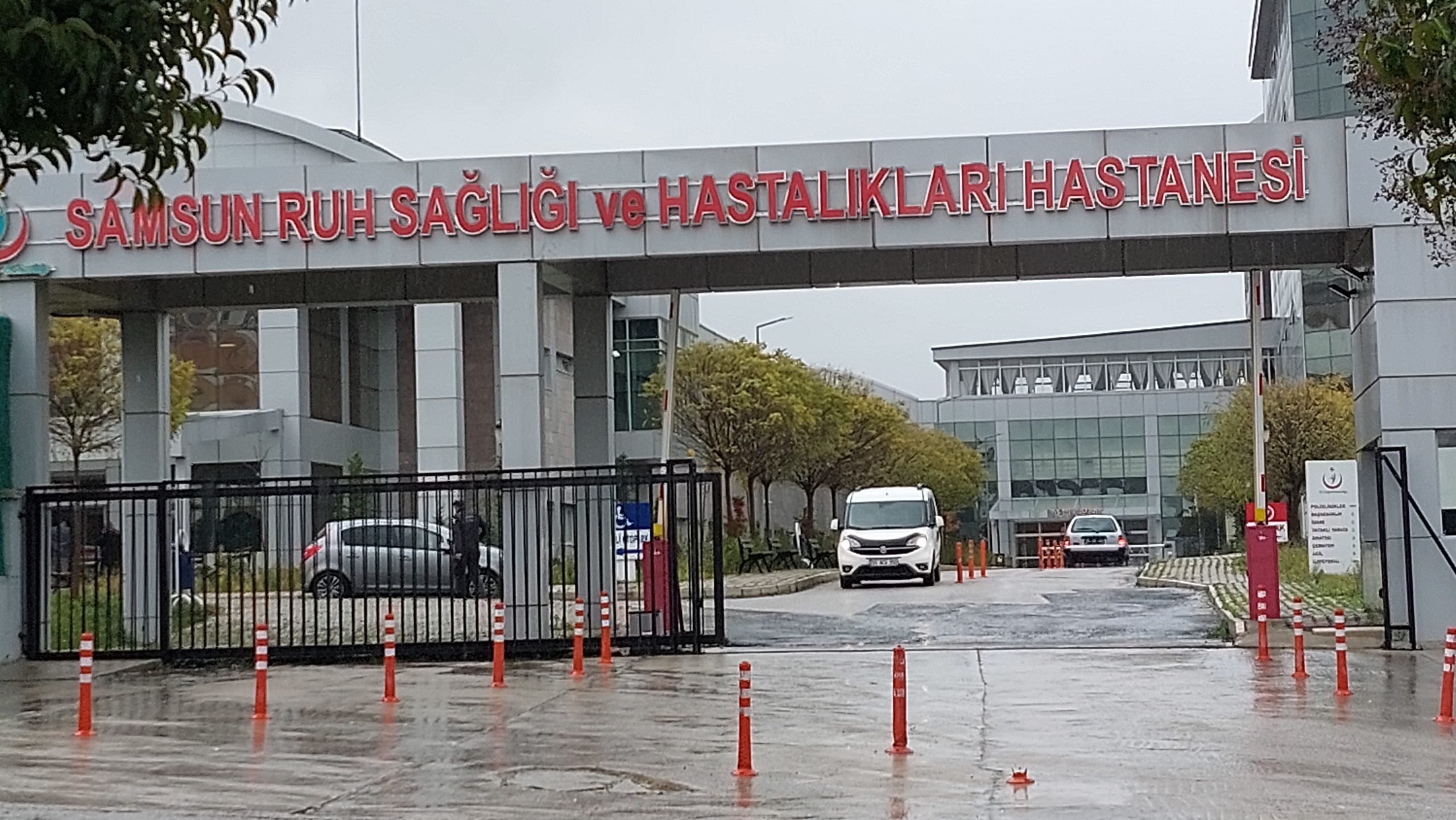 HASTANEDE KAPI KOLUNA KENDİNİ İPLE ASTI