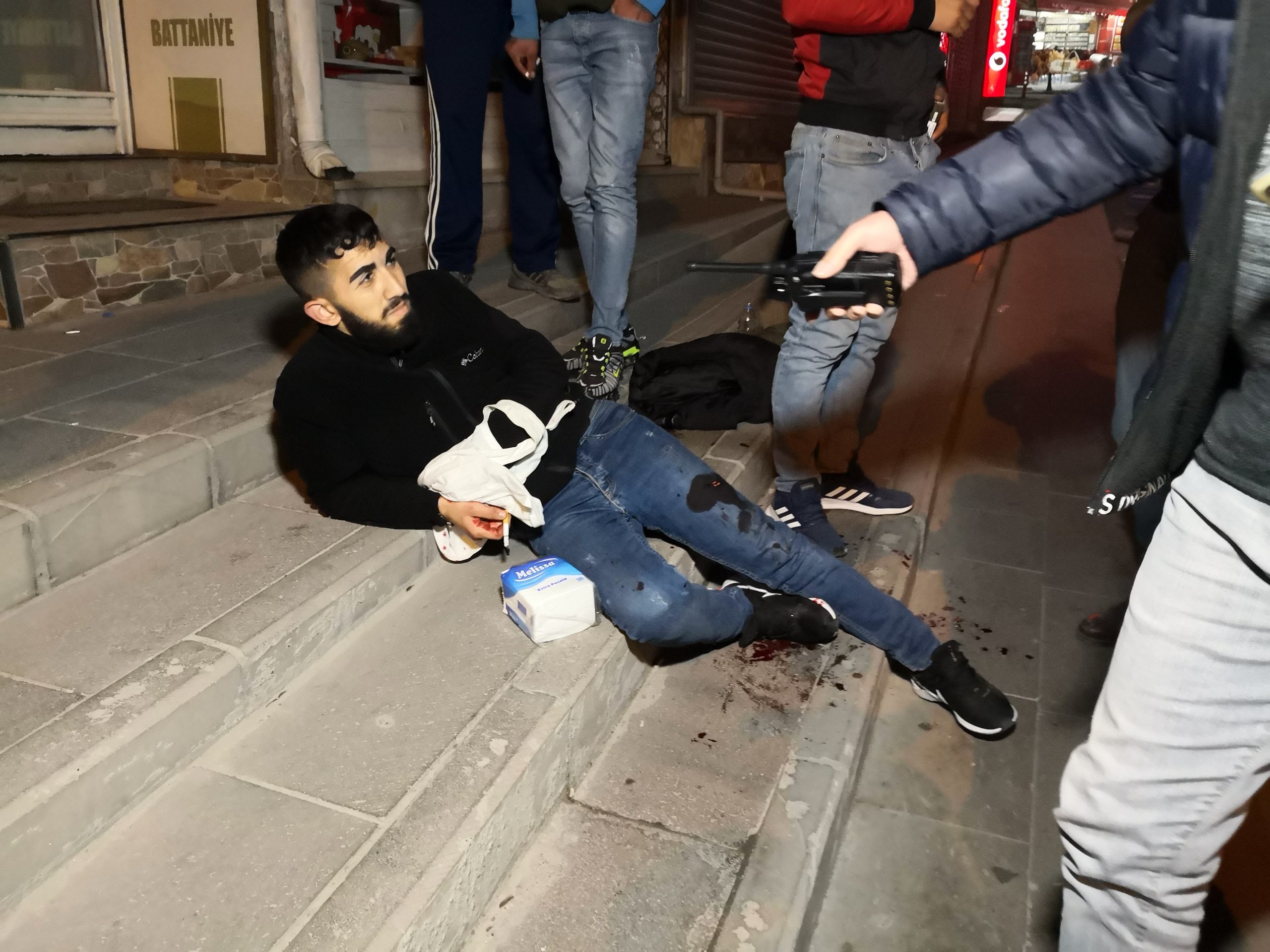 4 YERİNDEN BIÇAKLANAN GENÇ: "DİKİŞTEN KORKARIM, ÖLMEK İSTİYORUM"