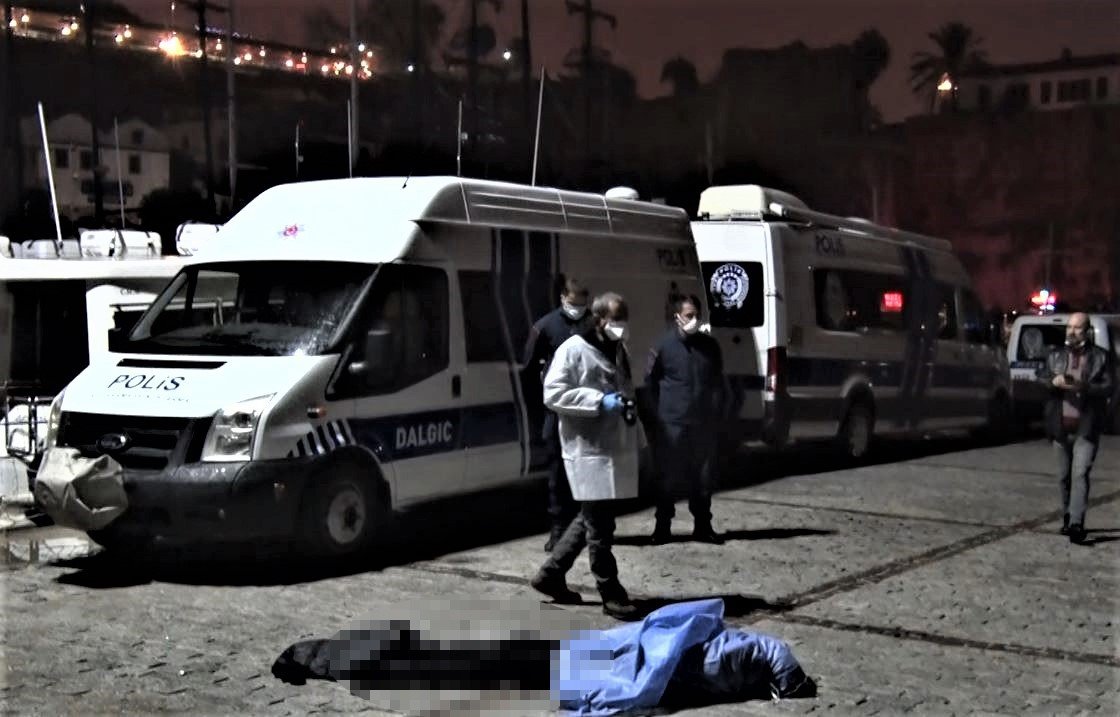 ANNESİNİN KAYIP BAŞVURUSUNDA BULUNDUĞU ÖĞRETMENİN CESEDİ DENİZDE BULUNDU ÖĞRETMENİN AKŞAM SAATLERİNDE ANKARA'DAN ANTALYA'YA GELDİĞİ TESPİT EDİLDİ