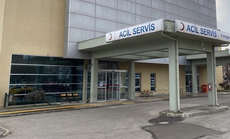 EŞİNİ KAZAYLA TÜFEĞİN ATEŞ ALMASI SONUCU KASIĞINDAN VURDU