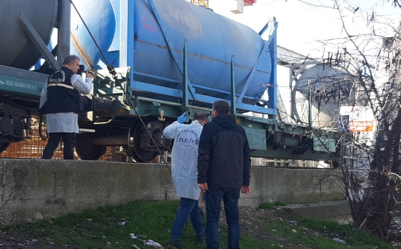 DEMİRYOLUNDA YÜRÜYEN ŞAHSA TREN ÇARPTI