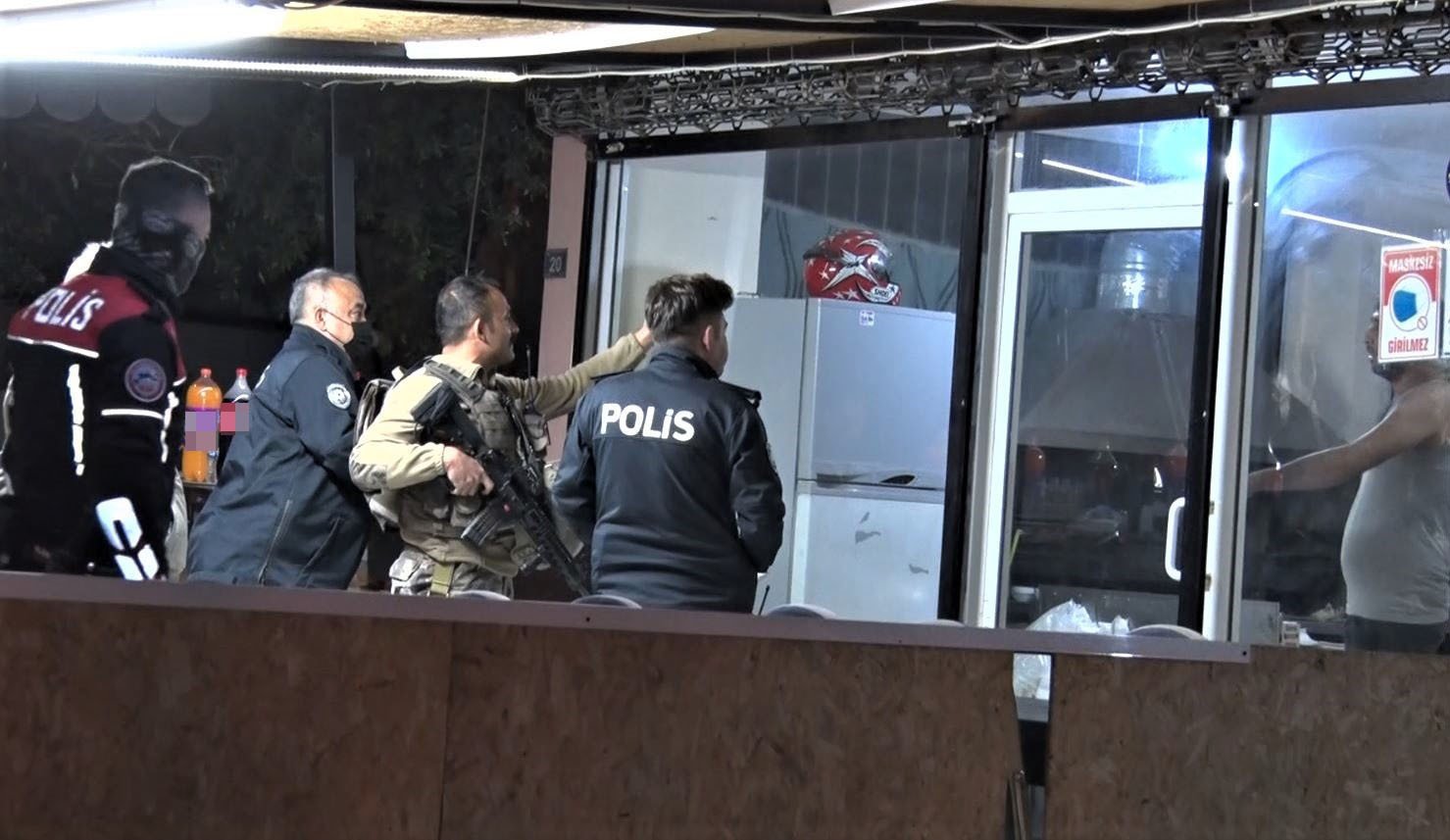 AYAĞINA SAVCI İSTEYİP DÖNER BIÇAĞIYLA KENDİNİ RESTORANA KİLİTLEDİ, KORKU DOLU ANLAR YAŞATTI EŞİNDEN AYRILINCA PSİKOLOJİSİ BOZULAN ŞAHIS 1.5 SAATTE İKNA EDİLDİ İŞLETMELERİ KAPALI KALAN YAŞLI ÇİFT, 2 BİN TL ZARARLARININ OLDUĞUNU BELİRTTİ OLAY YERİNDE GÖZALTINA ALINAN ŞAHIS: "3 BİN TL VERDİM Mİ SİLAHI VERİYORLAR"