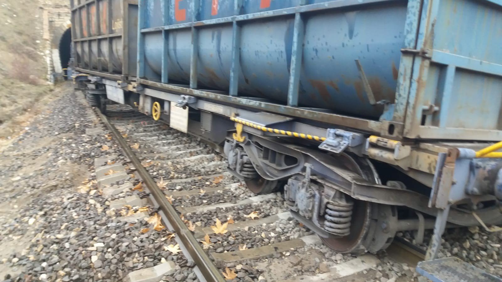 ADIYAMAN'DA YÜK TRENİ RAYDAN ÇIKTI