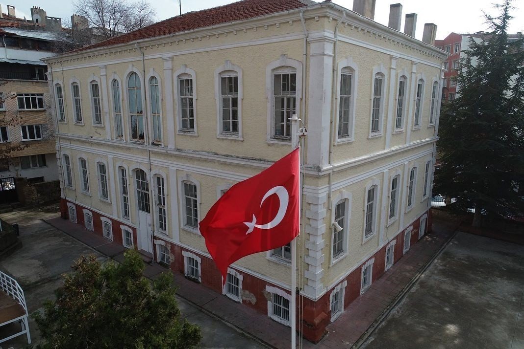 115 YILLIK TARİHİ OKUL BİNASININ RESTORASYON ÇALIŞMALARI BAŞLADI