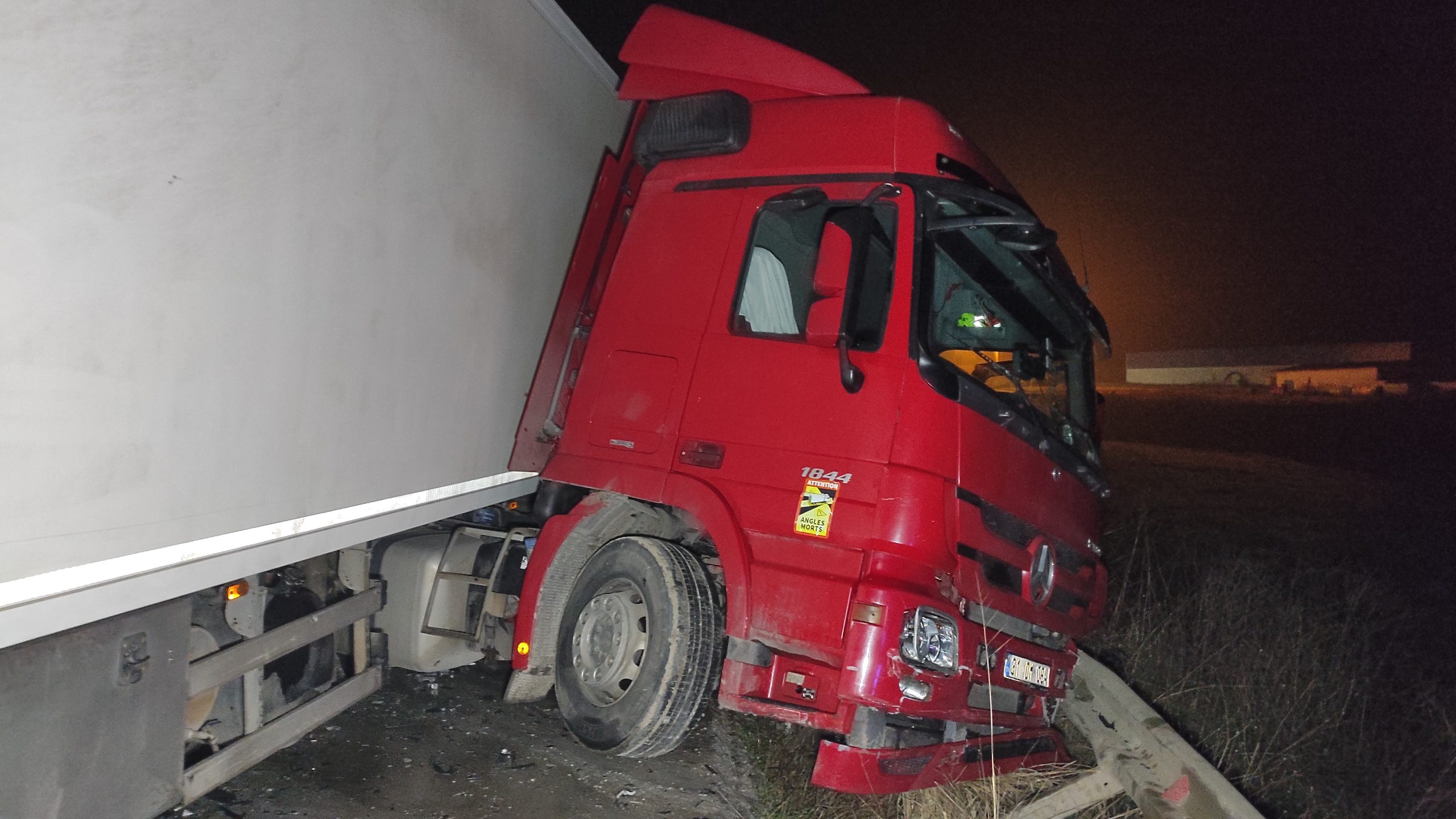 AKARYAKIT İSTASYONUNDAN YOLA ÇIKAN OTOMOBİLE TIR ÇARPTI: 5 ÖLÜ ÇANAKKALE'DE FECİ KAZA : 5 ÖLÜ