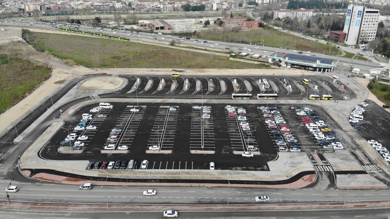 BURSA'DA ÜCRETSİZ OTOPARKLAR VE PARK ET DEVAM ET UYGULAMASI TRAFİĞE NEŞTER OLDU BURSA'DA BÜYÜKŞEHİR BELEDİYESİ'NİN HAYATA GEÇİRDİĞİ ÜCRETSİZ OTOPARKLAR VE METRO YANINDA İNŞA EDİLEN PARK-ET DEVAM ET UYGULAMALARINDA 2021 YILINDA 1 MİLYON 220 BİN ÜCRETSİZ PARKLANMA SAĞLANDI
