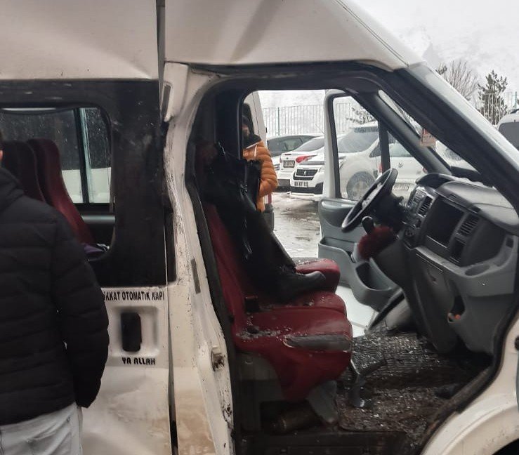 MİNİBÜSÜN ÜZERİNE KAYA DÜŞTÜ: 3 YARALI
