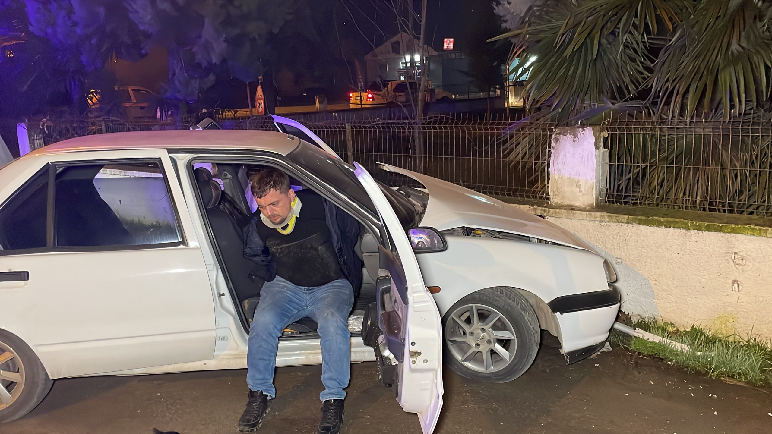 POLİSTEN KAÇAN OTOMOBİL KAZA YAPTI: 4 YARALI POLİSİN DUR İHTARINA UYMAYAN OTOMOBİL DUVARA ÇARPARAK DURABİLDİ