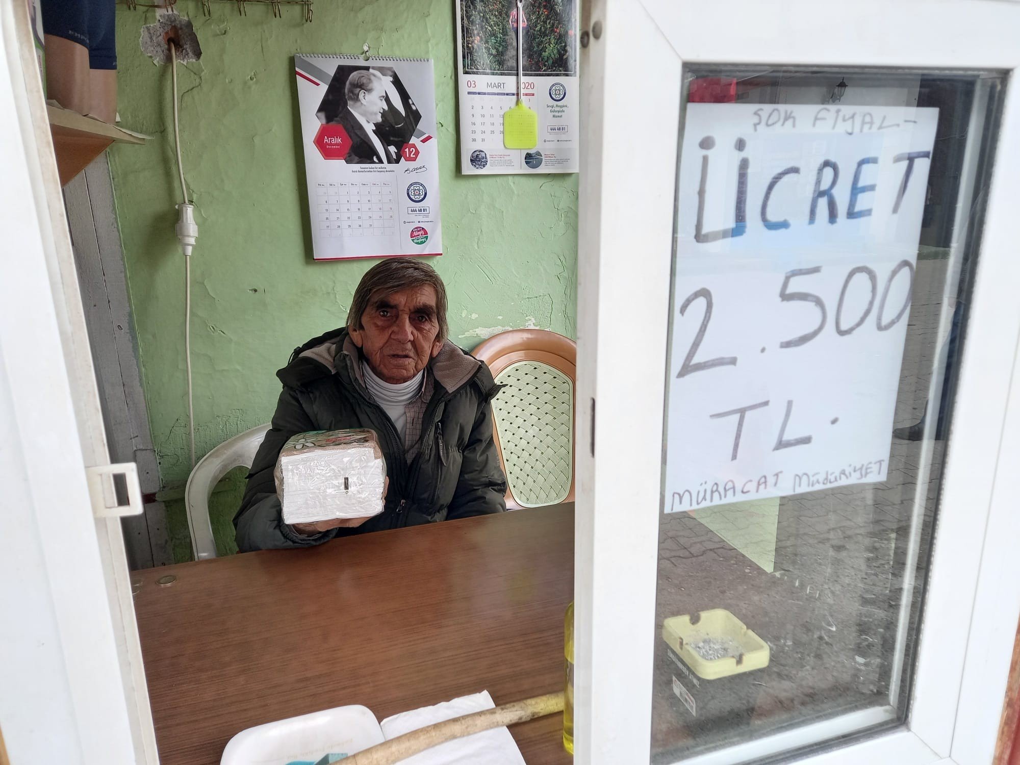 KÖYCEĞİZ'İN RENKLİ SİMASI GÜLÜMSETTİ BEKÇİLİĞİNİ YAPTIĞI TUVALETİN FİYATINA ZAM YAPIP KENDİNİ MÜDÜR ATADI