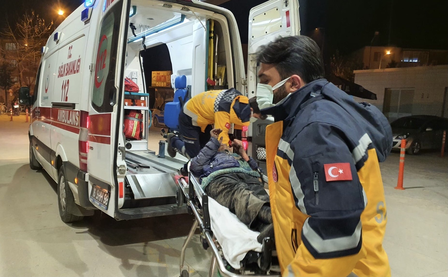 BURSA'DA ALKOLLÜ ADAM ISINMAK İÇİN YAKTIĞI ATEŞE DÜŞTÜ