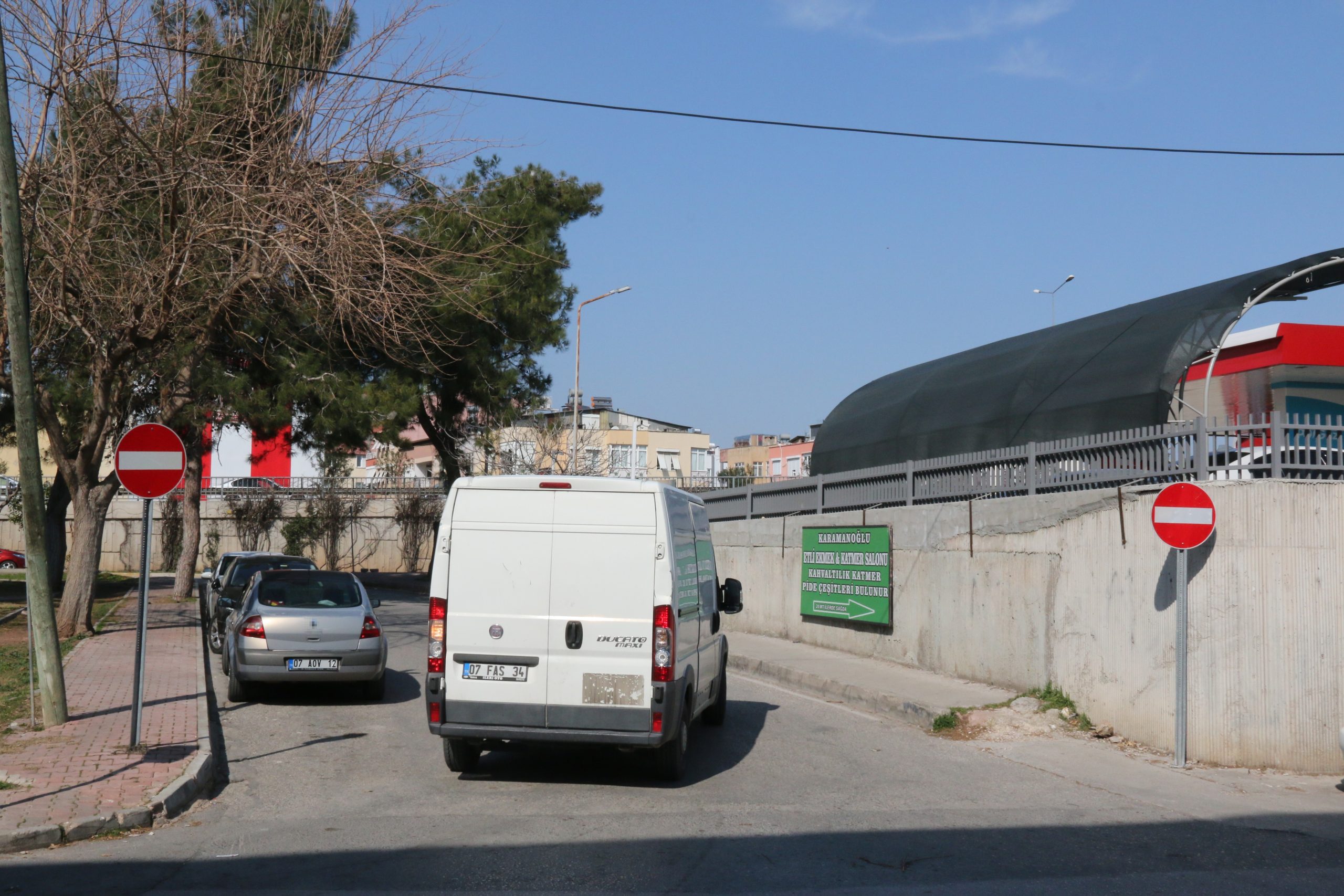 ANTALYA'DA SÜRÜCÜLERİN YASAK YOL İNADI, DİĞER SÜRÜCÜLERİ İSYAN ETTİRDİ 'GİRİŞİ OLMAYAN YOL' UYARI LEVHASI KONULDU, SÜRÜCÜLER UYARILARI DİNLEMEDİ SÜRÜCÜLERİN İNADINA TEPKİ GÖSTEREN SÜRÜCÜ: "TRAFİK POLİSLERİ CEZA YAZMAKTAN BIKTI"