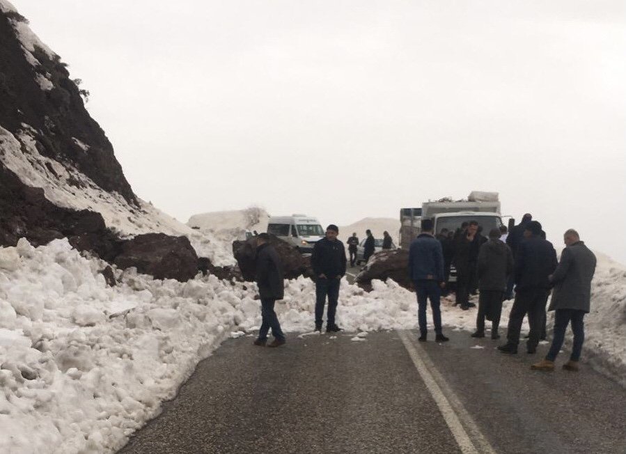 HEYELAN YOLU TRAFİĞE KAPATTI