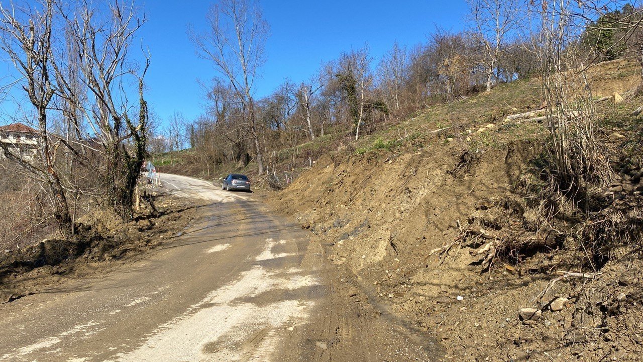 BARTIN'DA YAĞMUR SONRASI YOLLARDA HEYELANLAR MEYDANA GELDİ
