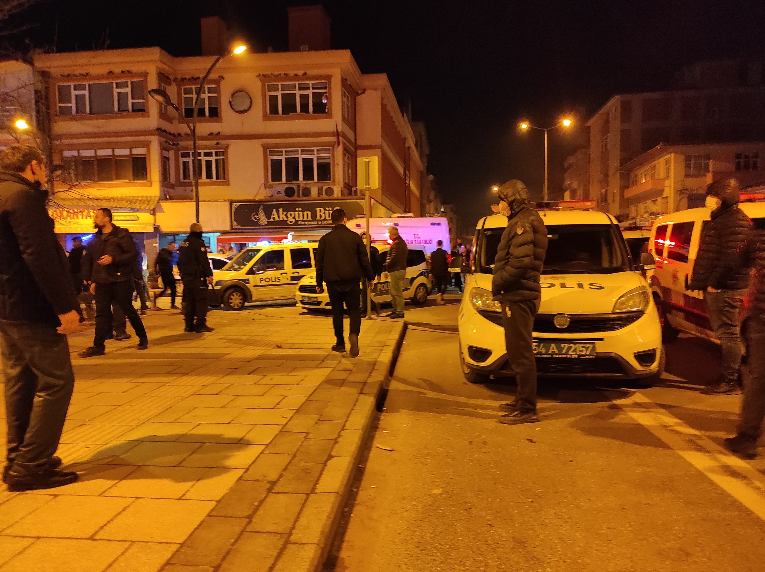 DÜĞÜN SALONU SAVAŞ ALANINA DÖNDÜ SALONDA BAŞLAYAN KAVGA DIŞARIYA TAŞTI SANDALYELERİN HAVADA UÇUŞTUĞU ANLAR KAMERADA