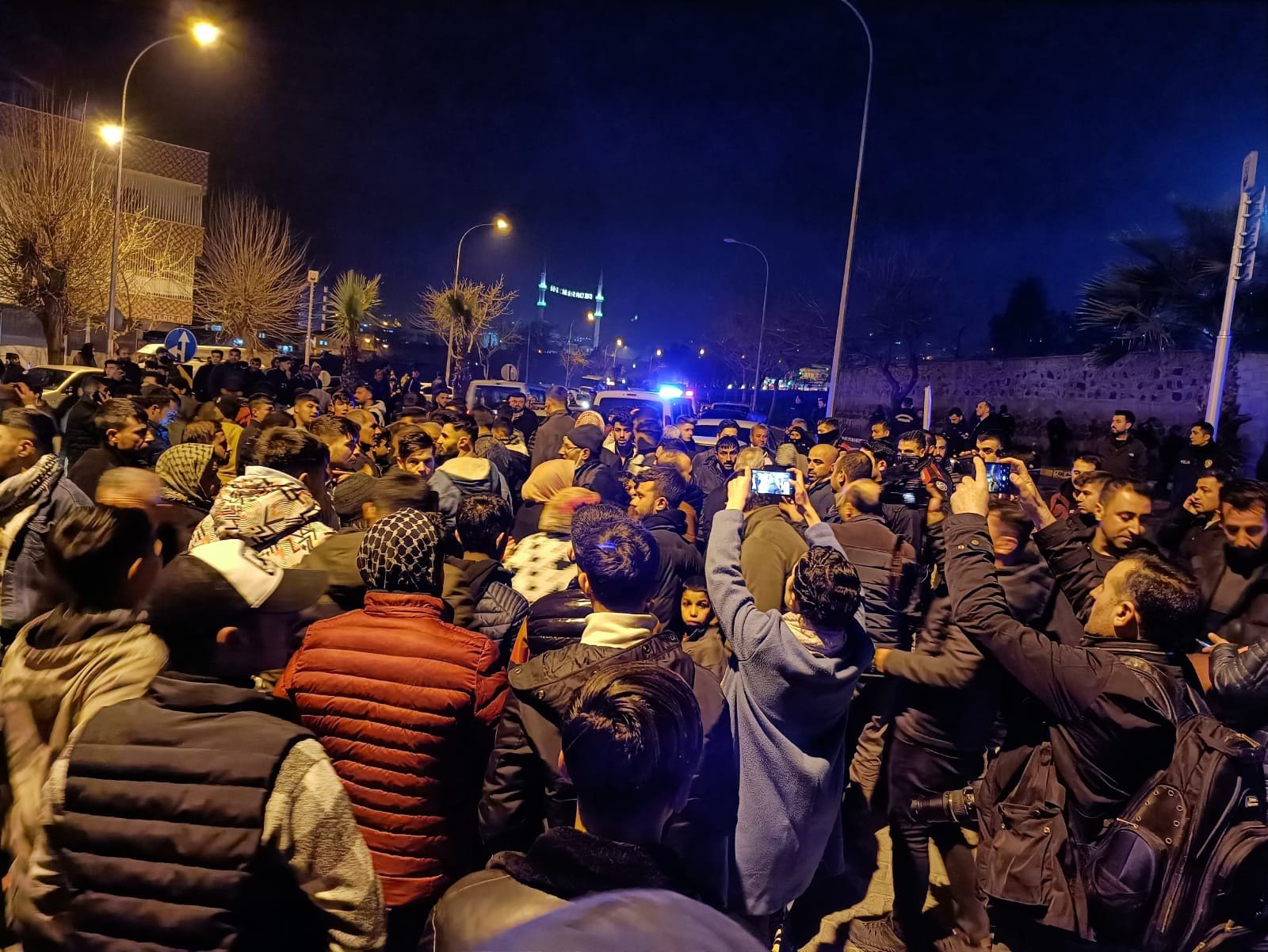 CEZAEVİNDE İSYAN ÇIKTI, BÖLGEYE ÇOK SAYIDA EKİP SEVK EDİLDİ ŞANLIURFA VALİSİ ABDULLAH ERİN: "HERHANGİ BİR OLUMSUZLUK YOK"