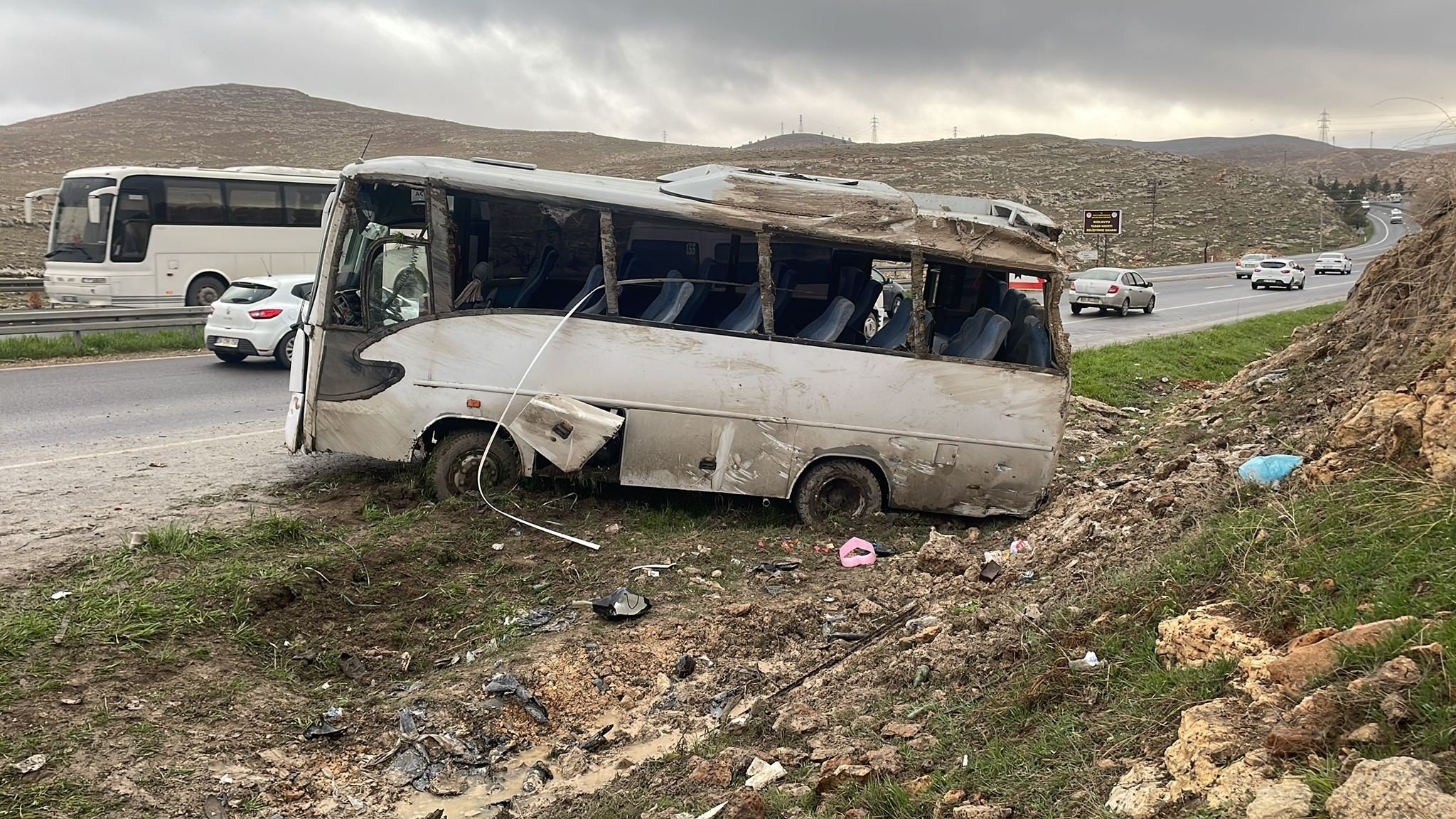 ŞANLIURFA'DA İŞÇİ SERVİSİ DEVRİLDİ: 15 YARALI
