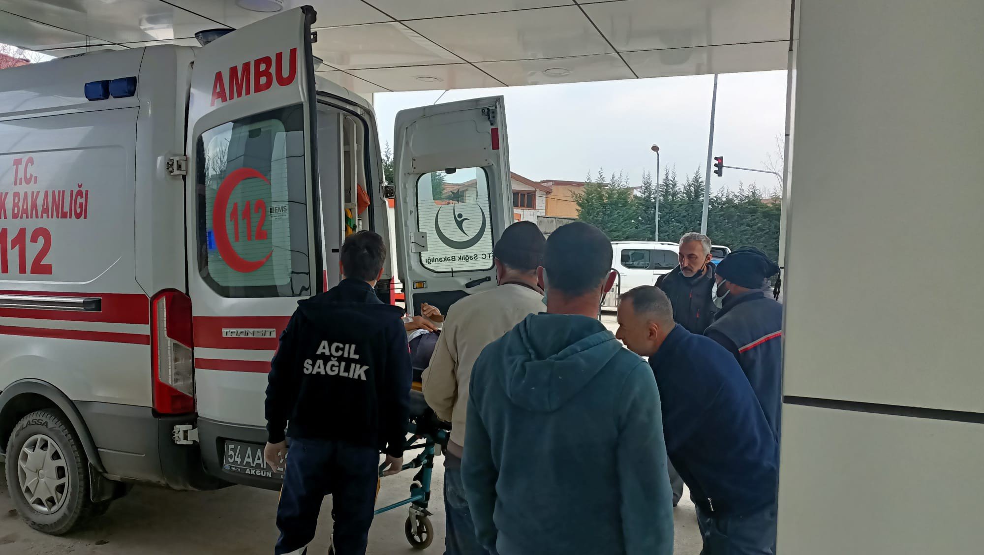 ÇALIŞTIĞI İNŞAATTA 3 METRE YÜKSEKLİKTEN DÜŞEN İŞÇİ YARALANDI