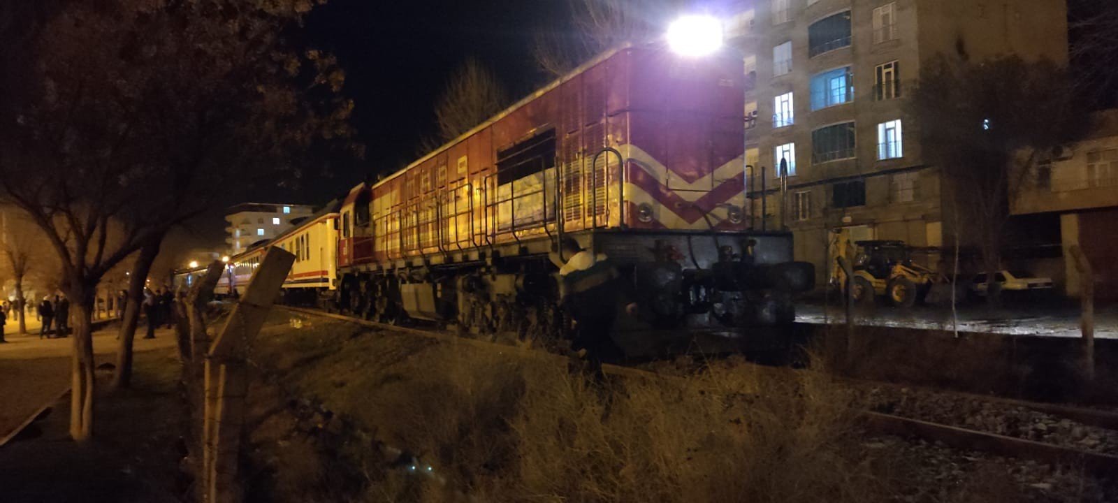 DİYARBAKIR'DA TRENİN ÇARPTIĞI GENÇ ÖĞRETMEN AĞIR YARALANDI