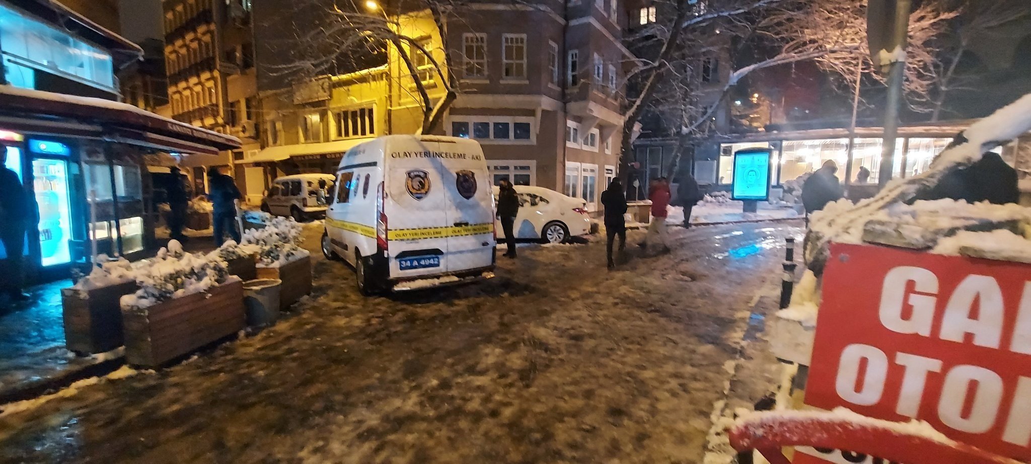 (ÖZEL) İSTANBUL'DA KARTOPU SAVAŞINDA DEHŞET ANLARI: SİLAHLA 6 KİŞİYİ YARALADI TOPHANE PARKI'NDA İKİ GRUP ARASINDA BAŞLAYAN KARTOPU SAVAŞI SİLAHLI KAVGAYA DÖNÜŞTÜ POLİS SİLAHLA ATEŞ AÇAN SALDIRGANLA BİRLİKTE 4 ŞÜPHELİYİ YAKALARKEN, YARALILAR HASTANEYE KALDIRILDI