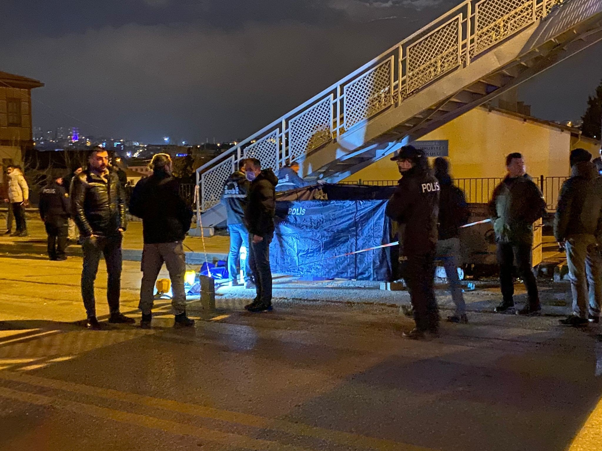 ANKARA'DA YOL KENARINDA ERKEK CESEDİ BULUNDU