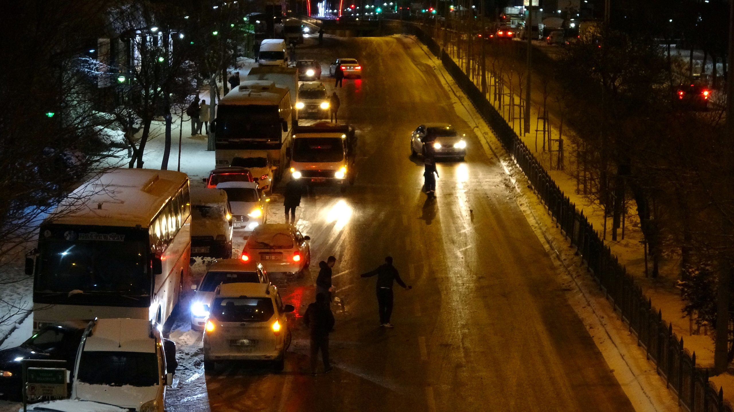 YOZGAT'TA YOLLAR BUZ PİSTİNE DÖNDÜ, 15 ARAÇ BİRBİRİNE GİRDİ 15 ARACIN KARIŞTIĞI KAZA ANI SANİYE SANİYE KAMERALARA YANSIDI