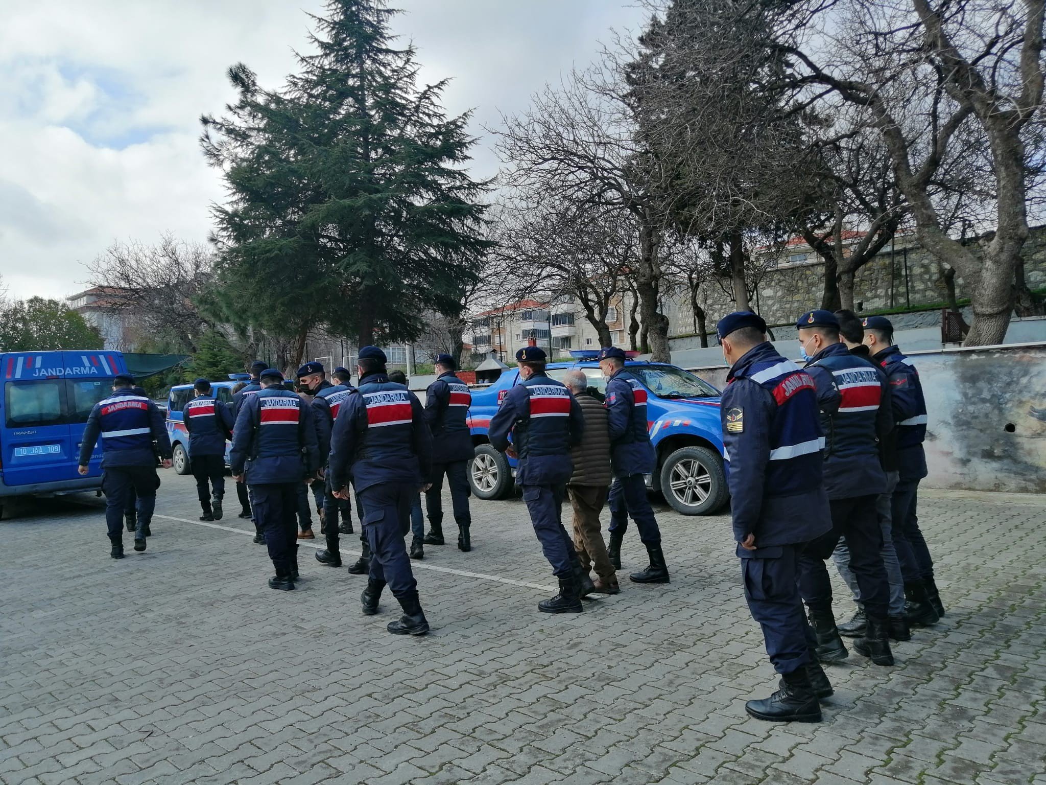 KABLO HIRSIZLARININ İZİNİ SÜREN JANDARMA, SUÇ ÇETESİNİ ÇÖKERTTİ