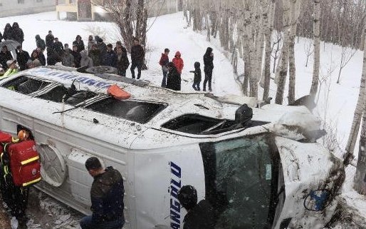 VAN'DA YOLCU MİNİBÜSÜ DEVRİLDİ: 14 YARALI