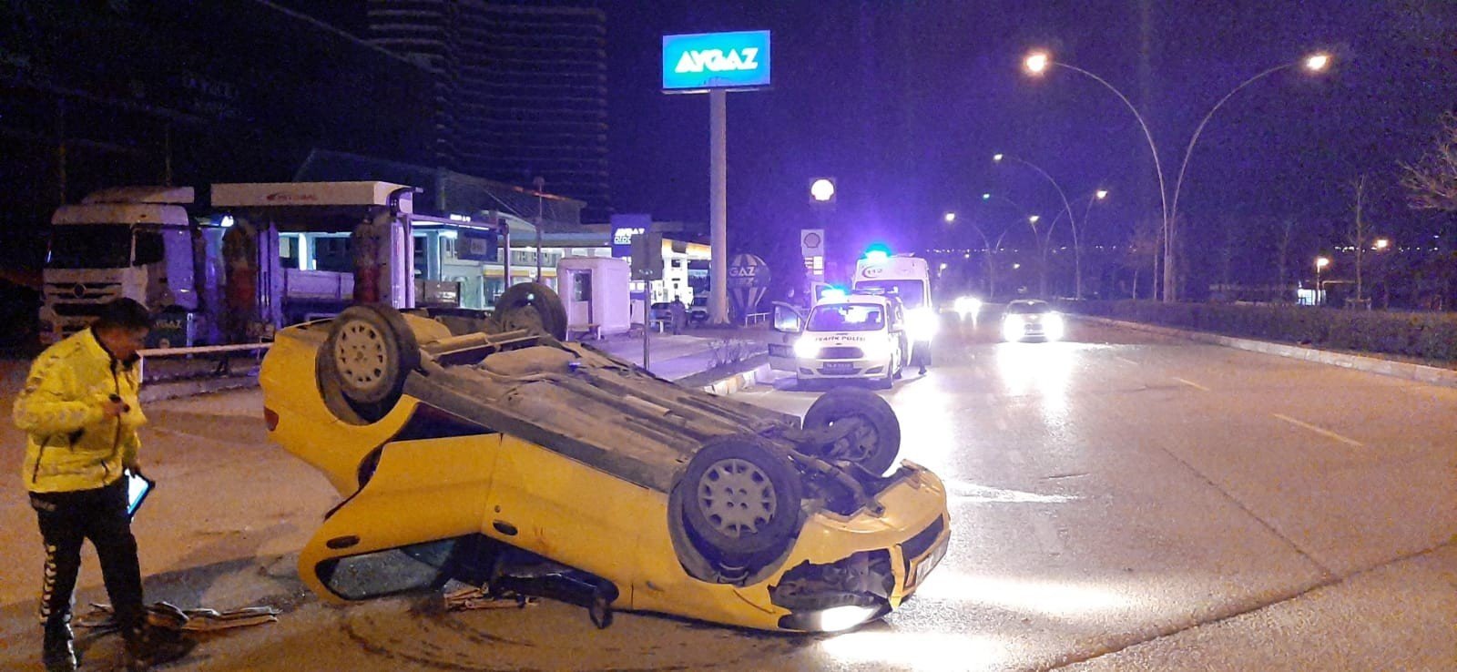 REFÜJE ÇARPAN OTOMOBİL TAKLA ATTI: 1 YARALI