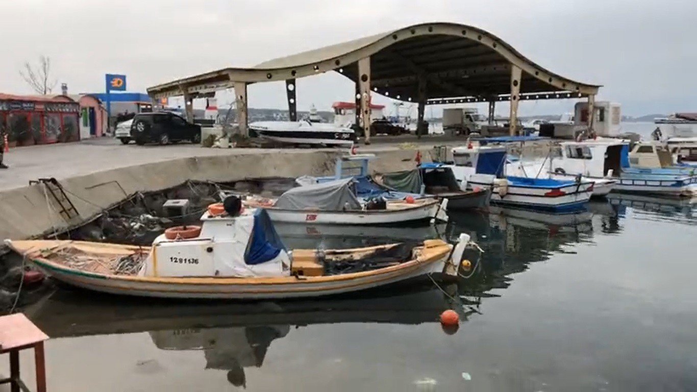 KENDİSİNE AİT BALIKÇI TEKNESİNİ BENZİN DÖKÜP YAKTI