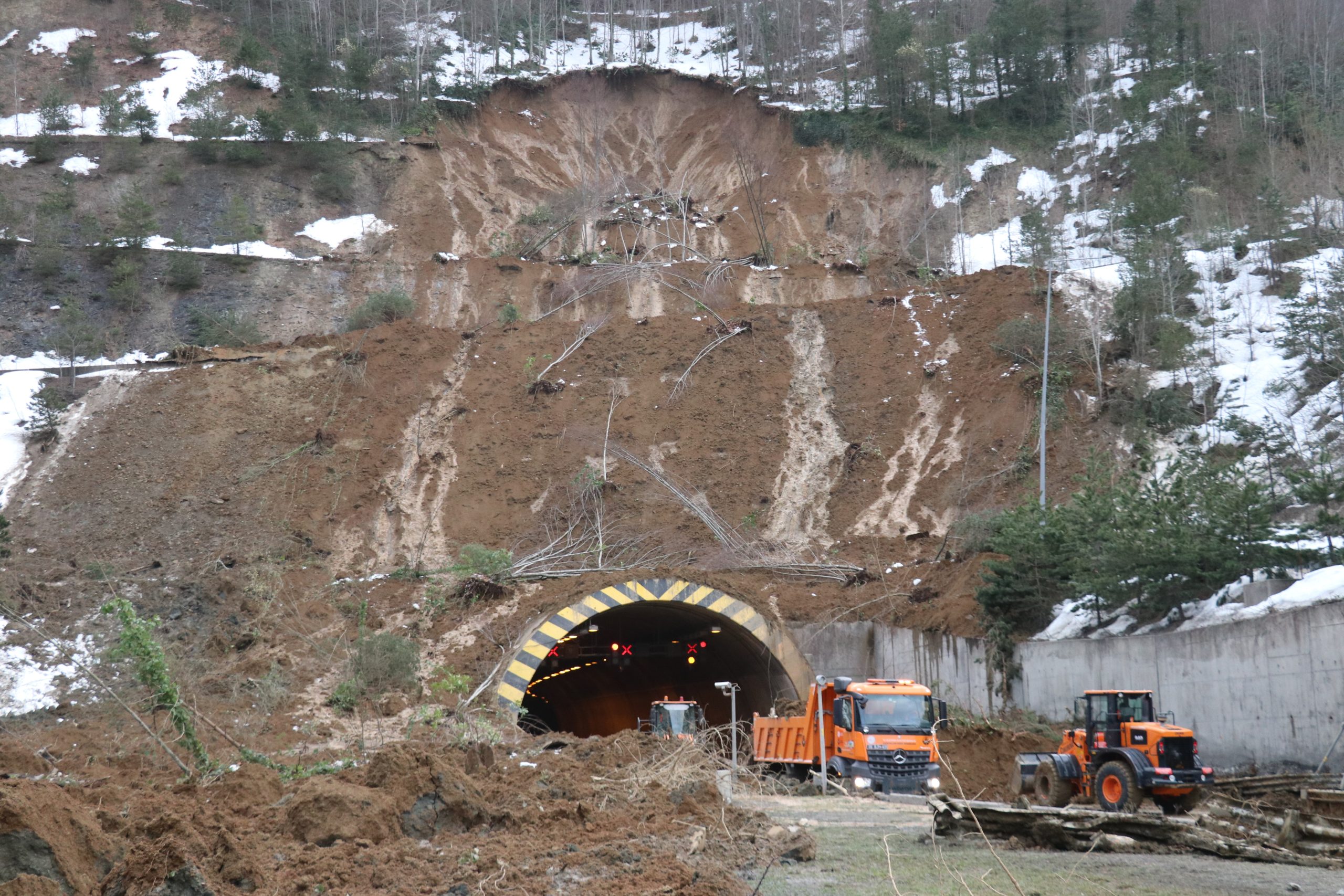 HEYELAN SEBEBİYLE KAPANAN BOLU DAĞI TÜNELİ'NDE ÇALIŞMALAR SÜRÜYOR