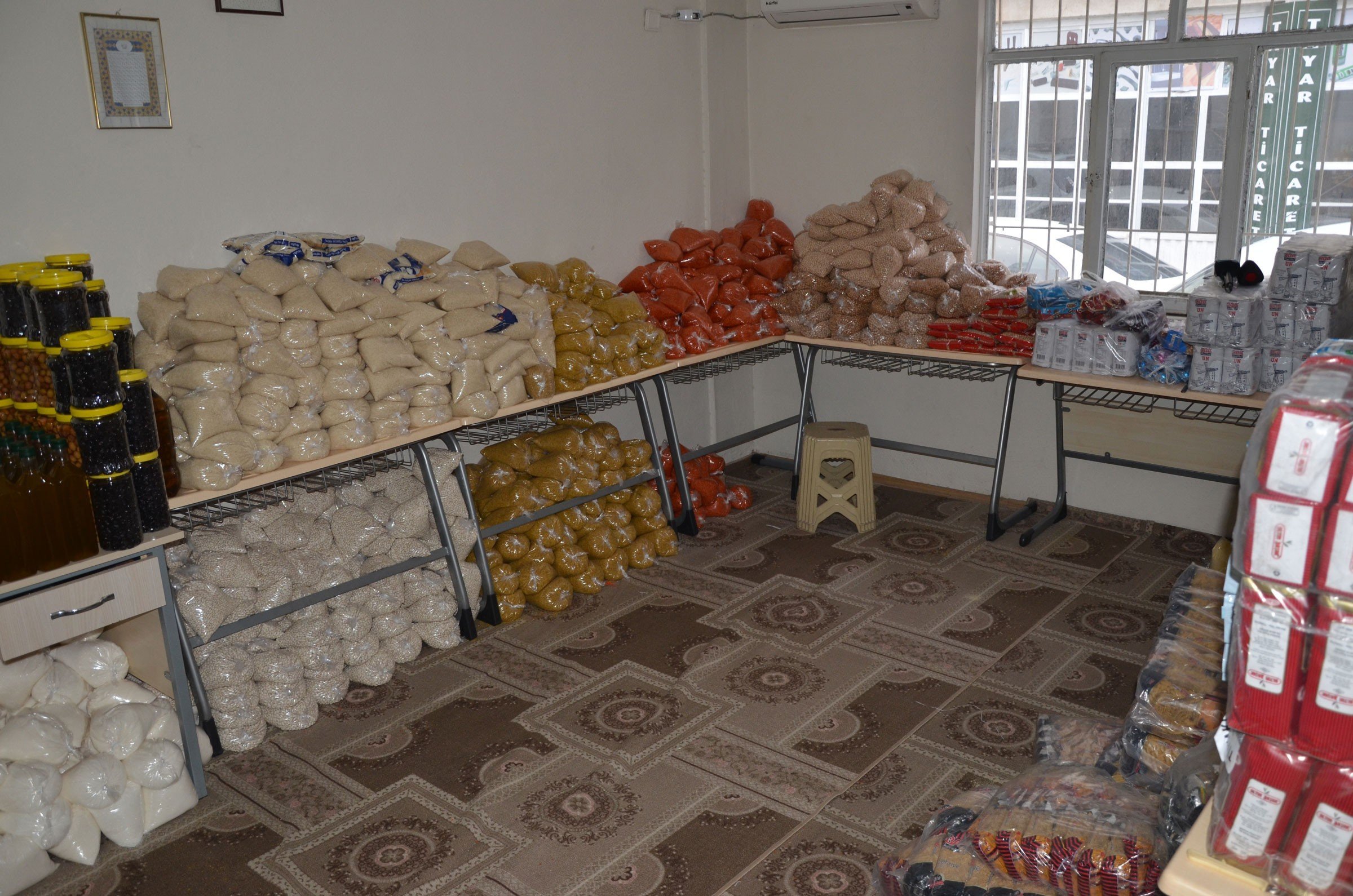 DİN GÖREVLİLERİNİN ÖNCÜLÜĞÜNDE YÜZLER GÜLÜYOR KUR'AN KURSUNUN BİR ODASINI MARKETE ÇEVİRDİLER, İHTİYAÇ SAHİPLERİNİN YÜZÜNÜ GÜLDÜRDÜLER