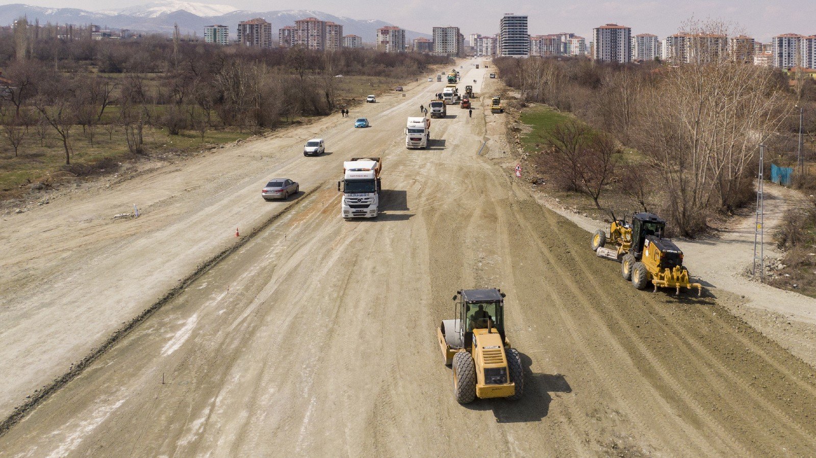 35 METRELİK YOLDA ÜST YAPI ÇALIŞMALARI BAŞLADI