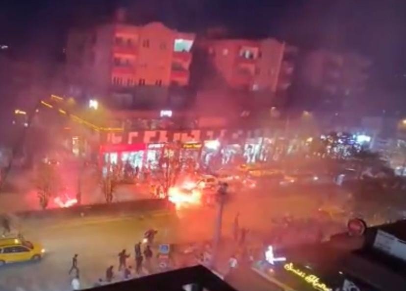 FENERBAHÇE VE GALATASARAY TARAFTARI BİRBİRİNE GİRDİ İKİ GRUP ARASINDAKİ SÖZLÜ TARTIŞMADA MEŞALELER HAVADA UÇUŞTU