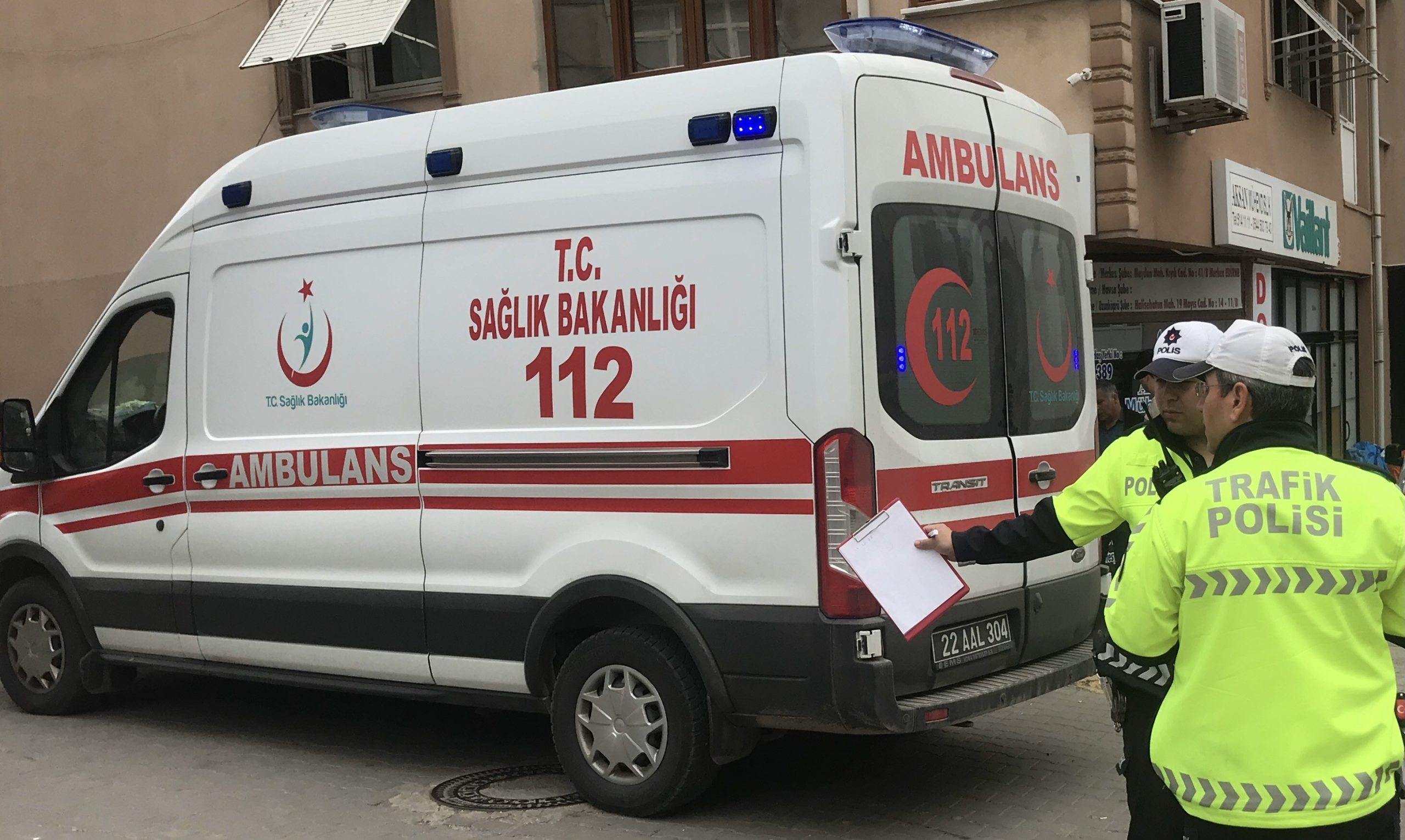 ÖNCE ÇARPTI, SONRA ÇARPTIĞI KİŞİYE 50 TL ATTI