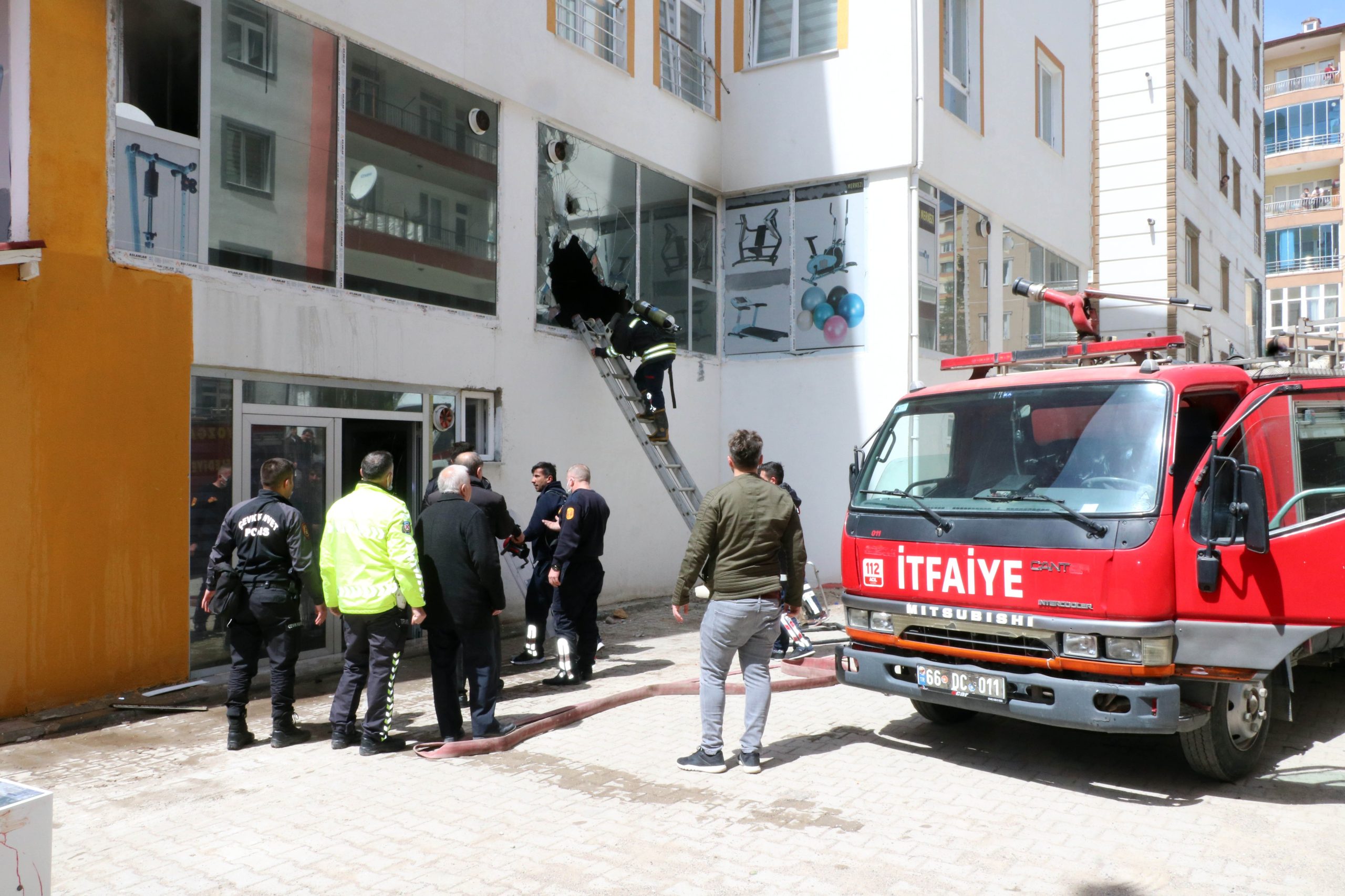 YOZGAT'TA PSİKOLOJİK SORUNLARI OLAN GENÇ, İŞ YERİNİ ATEŞE VERDİ
