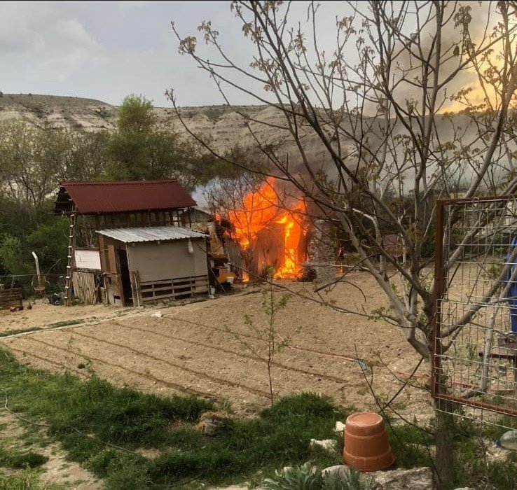 BEYPAZARI'NDA BAĞ EVİ YANDI