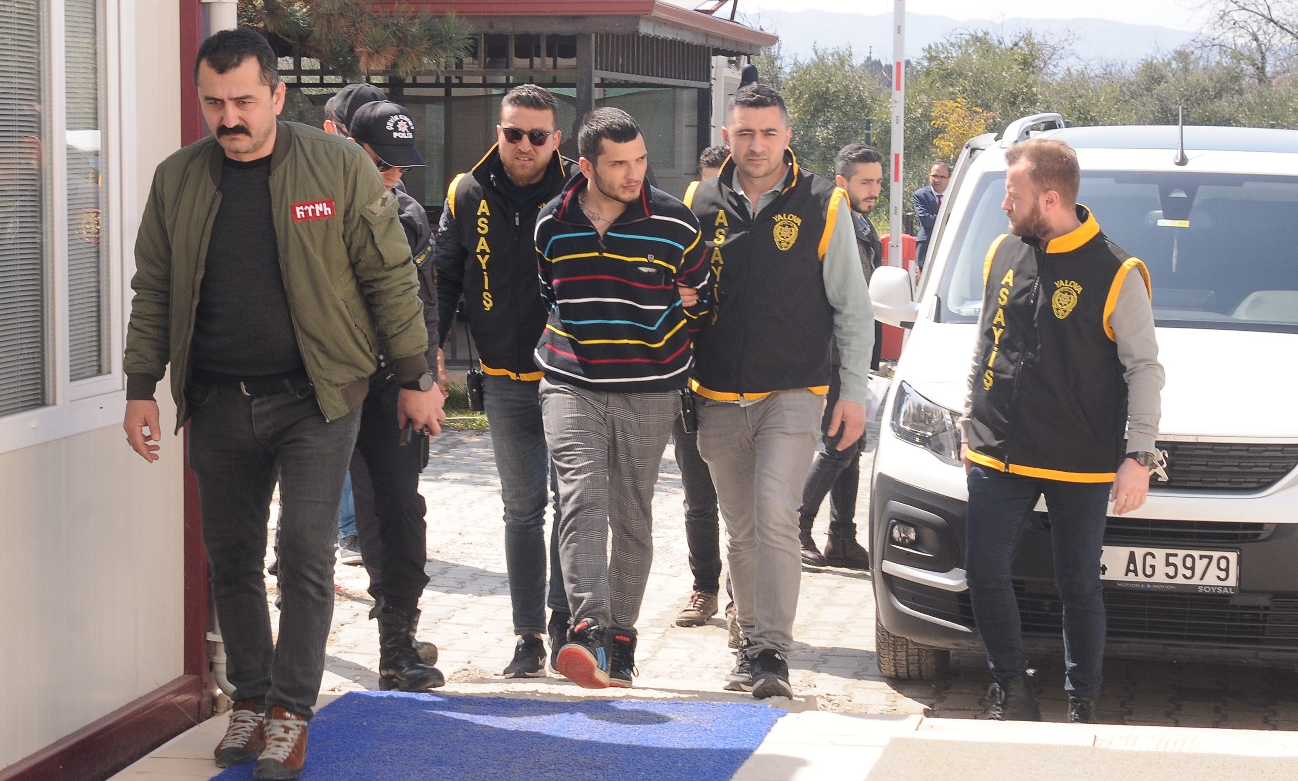 KIZ MESELESİ YÜZÜNDEN ARKADAŞININ BOĞAZINI KESEN ZANLI TUTUKLANDI