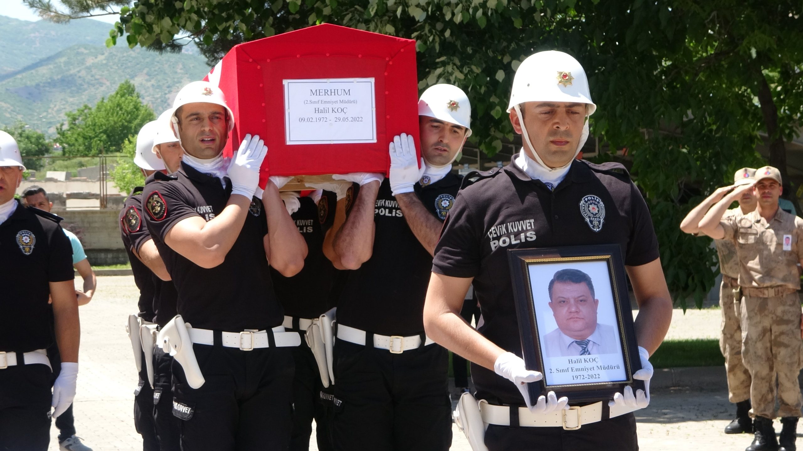 KALP KRİZİ GEÇİREREK HAYATINI KAYBEDEN EMNİYET MÜDÜRÜ, TÖRENLE UĞURLANDI