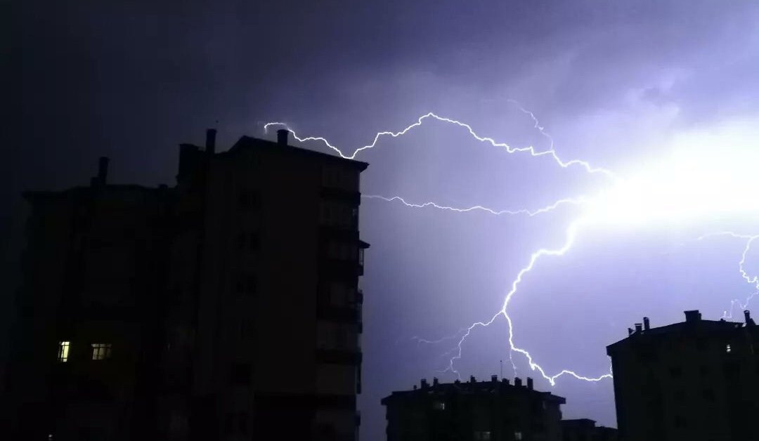 ANKARA'DA ŞİMŞEKLER GECEYİ AYDINLATTI