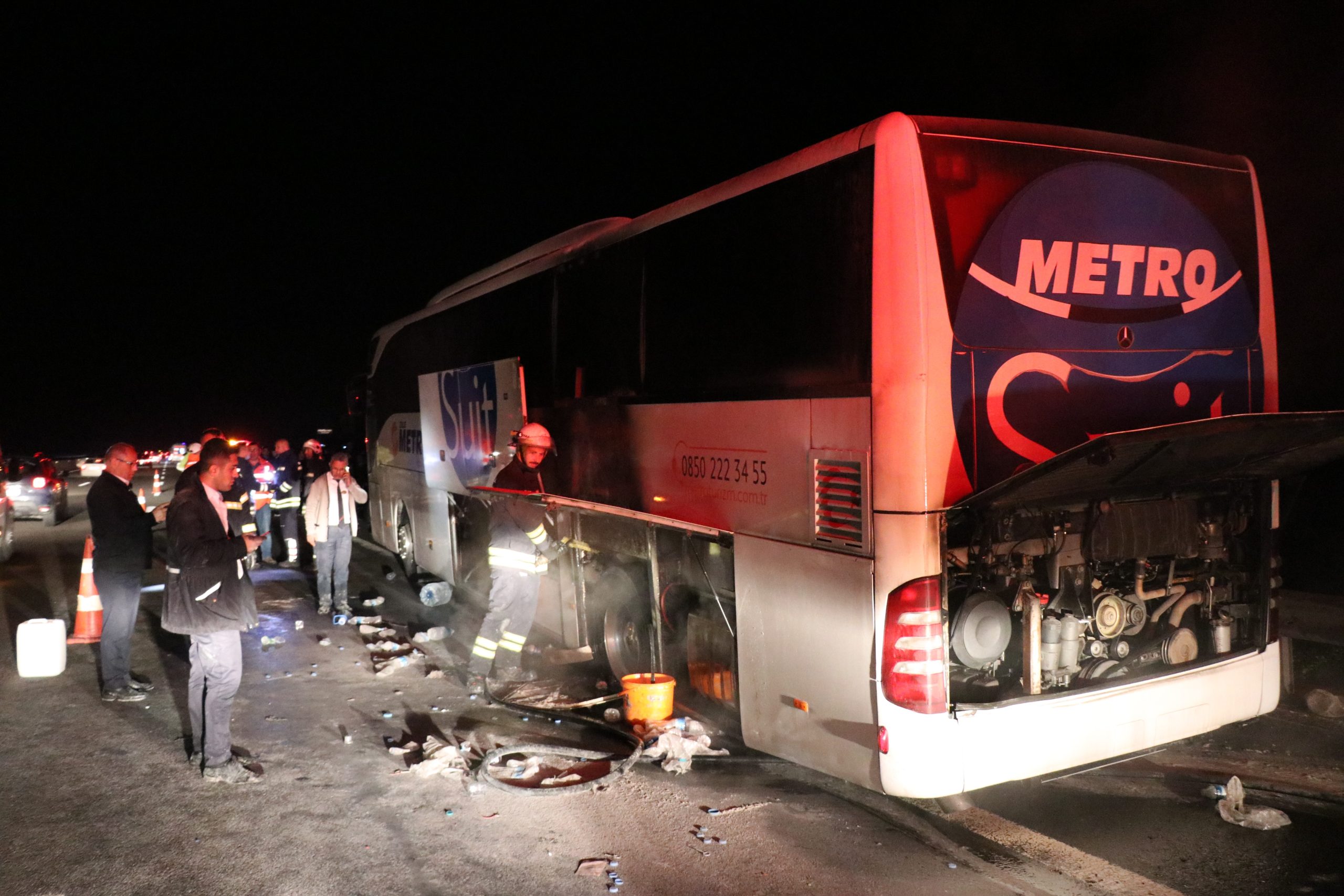TEM'DE LASTİĞİ PATLAYAN YOLCU OTOBÜSÜNDE YANGIN ÇIKTI ALEV ALEV YANAN LASTİK SÜRÜCÜLERİN YARDIMIYLA SÖNDÜRÜLDÜ