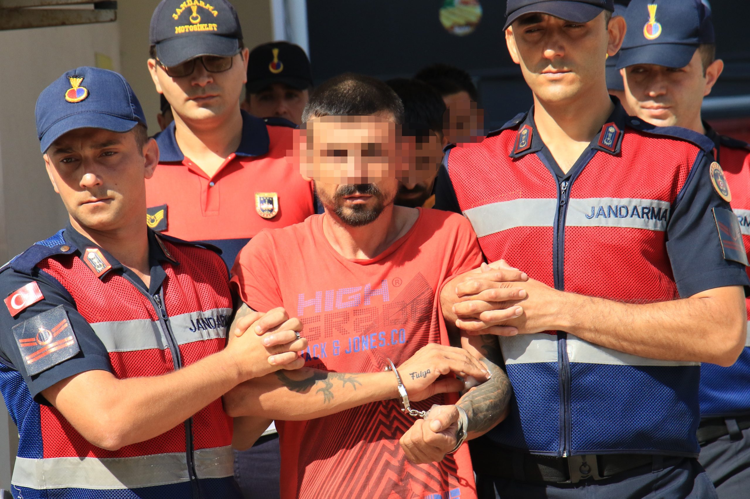 KATİL, CENAZEYE KATILMAYAN KOMŞU ÇIKTI UYURKEN ÖLDÜRMÜŞ, DELİLLERİ AİLECE YOK ETMİŞLER MERSİN'İN ERDEMLİ İLÇESİNDE RAMAZAN BAYRAMI'NIN İKİNCİ GÜNÜ KAYBOLAN VE 12 GÜN SONRA CESEDİ BULUNAN 54 YAŞINDAKİ MAHMUT SAAT'İN KOMŞUSU TARAFINDAN ÖLDÜRÜLDÜĞÜ ORTAYA ÇIKTI JANDARMANIN OPERASYONU İLE YAKALANAN CİNAYET ZANLISI TOLGA T. İLE BİRLİKTE 6 ŞÜPHELİ GÖZALTINA ALINARAK ADLİYEYE SEVK EDİLDİ ŞÜPHELİLERİN CESEDİ ÖNCE LİMON BAHÇESİNE ATTIĞI BİR GÜN SONRA ALARAK 25 KİLOMETRE UZAKTA ARAZİYE BIRAKTIĞI ORTAYA ÇIKARKEN, KAN İZLERİNİ YOK ETMEK İÇİN İSE DUVARI SİYAHA BOYAYIP KOLTUĞU PARÇALADIKLARI BELİRLENDİ CİNAYET ZANLISI TOLGA T.'NİN MAKTULÜ UYUDUĞU SIRADA ENSESİNDE VURARAK ÖLDÜRDÜĞÜNÜ İTİRAF ETTİĞİ ÖĞRENİLDİ