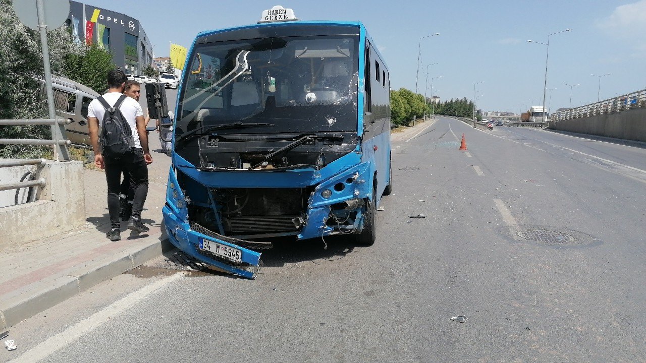YOLCU MİNİBÜSÜ İLE HAFİF TİCARİ ARAÇ ÇARPIŞTI: 6 YARALI