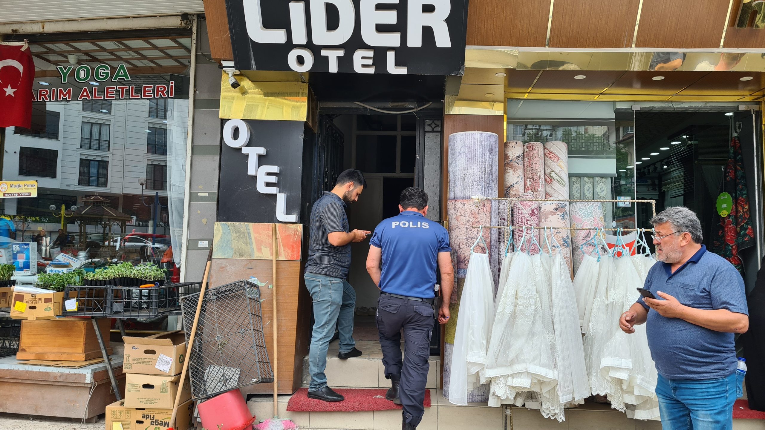 HABER ALAMADIĞI ARKADAŞINI OTEL ODASINDA ÖLÜ BULDU