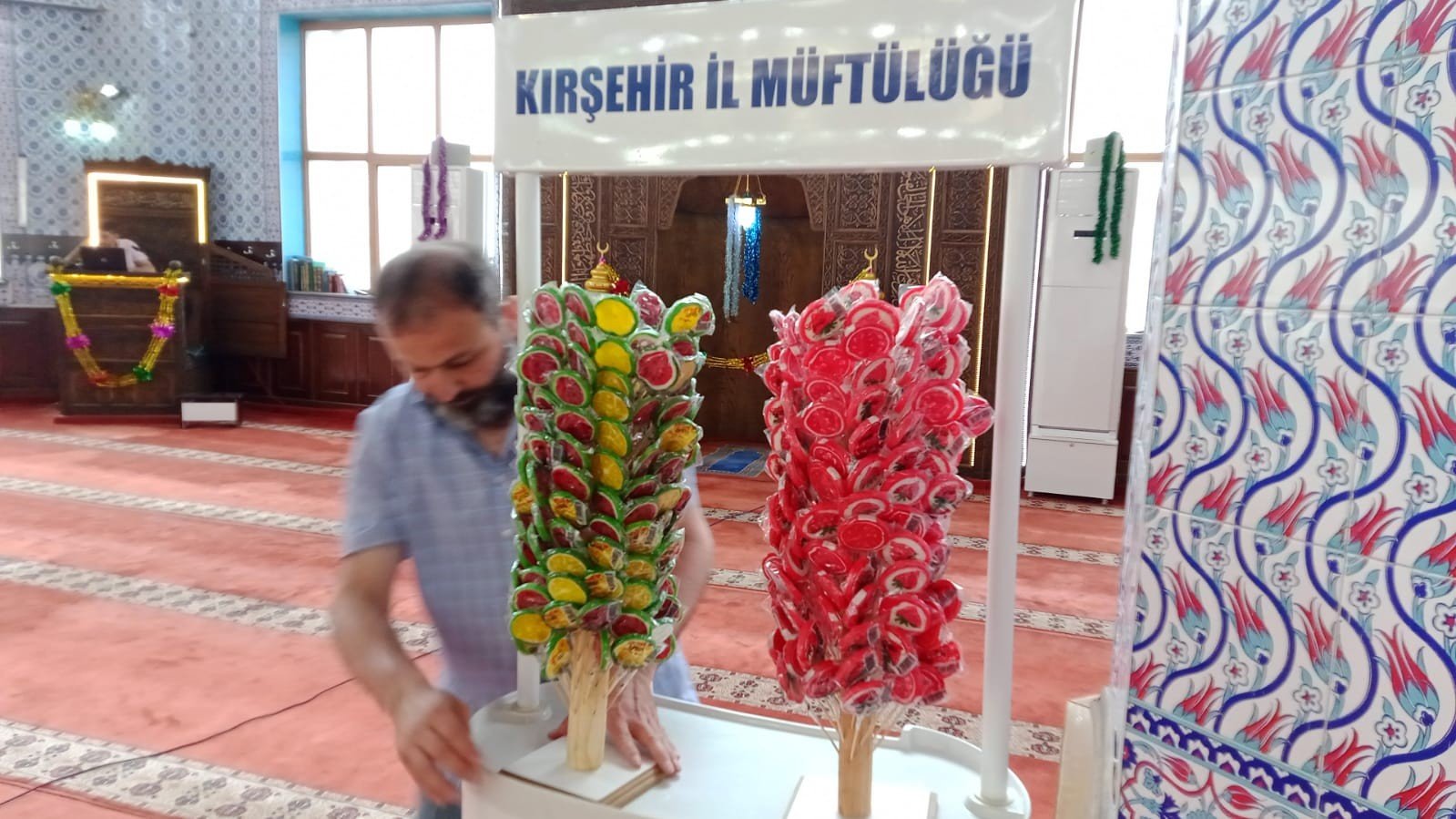 KUR'AN KURSLARINA GELEN ÇOCUKLAR ŞEKERLEMELERLE KARŞILANDI