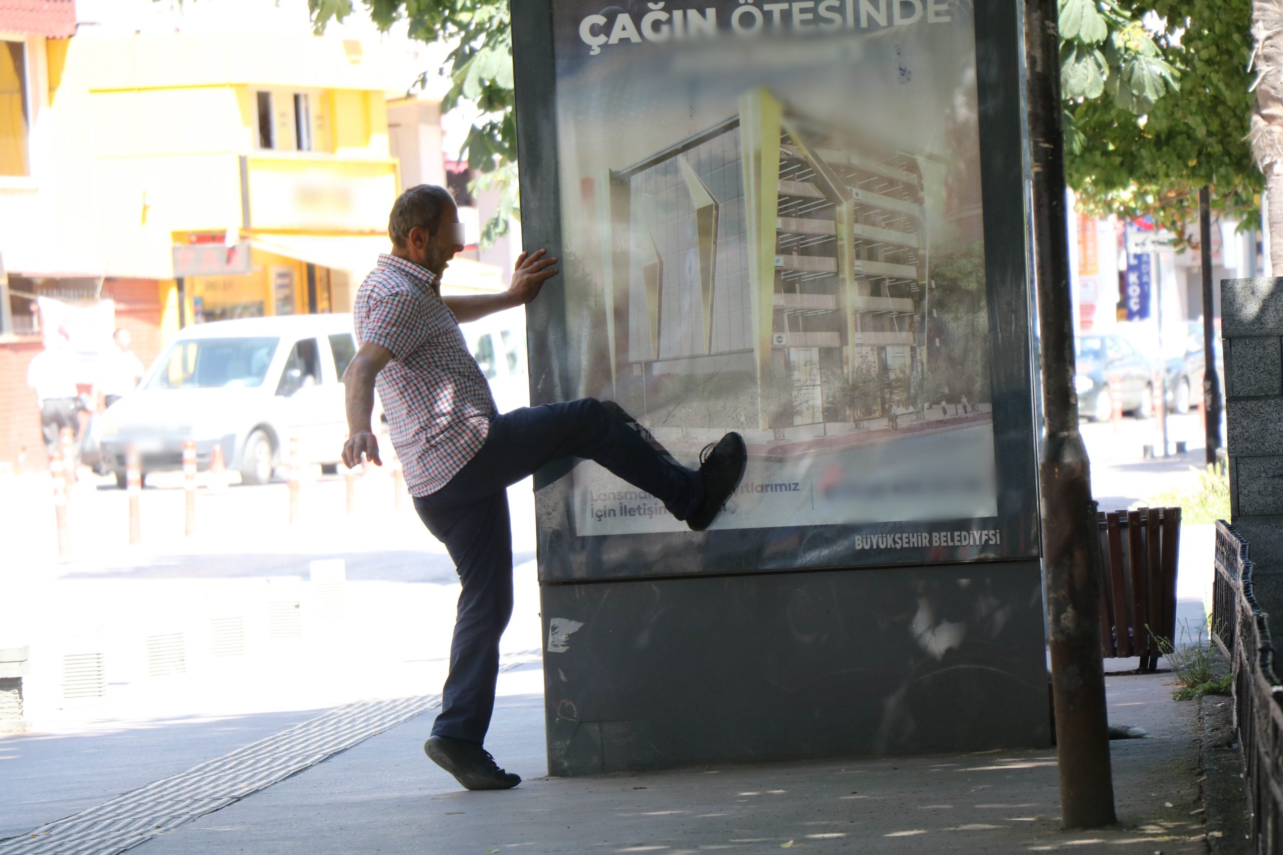 ŞİŞEDE DURDUĞU GİBİ DURMADI REKLAM PANOSU İLE KAVGA ETTİ